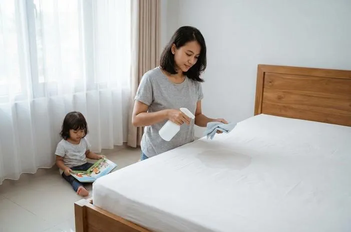 Ampuh! Cara Menghilangkan Bau Ompol di Kasur, Kembali Bersih