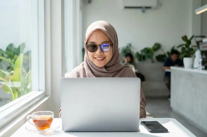 Perbedaan Lensa Photochromic dan Bluecromic: Pilih Mana?