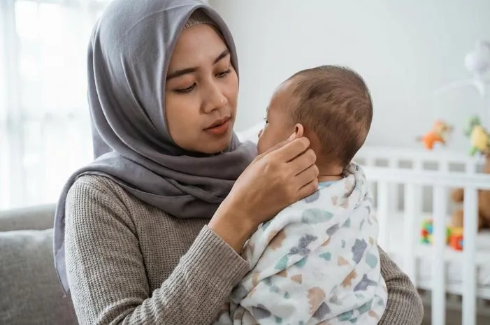 Benjolan di Belakang Telinga Bayi? Jangan Panik Dulu!