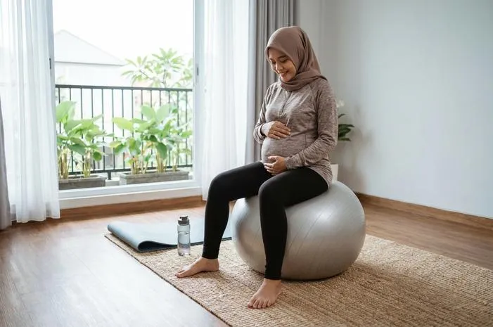 Gym Ball Ibu Hamil Bikin Nyaman, Lahiran Jadi Lancar
