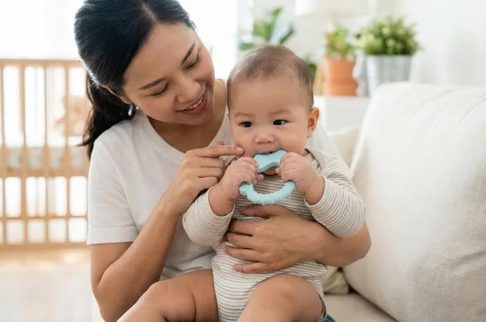 Si Kecil Rewel? Kenali Gigi Bayi Tumbuh dan Solusinya