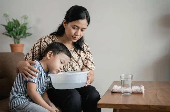 Anak Muntah Tanpa Demam? Simak Penyebab dan Penanganannya