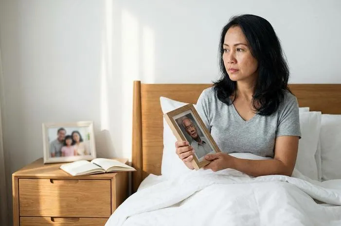 Mimpi Orang Mati Hidup Lagi: Rindu, Pesan, atau Berkah?