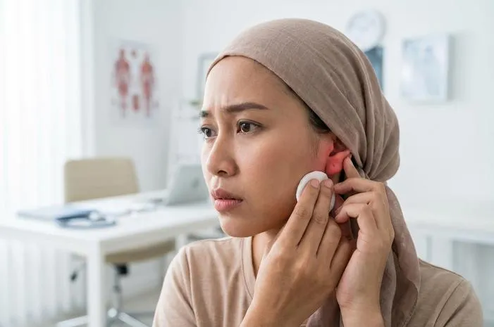 Daun Telinga Bengkak Berisi Cairan: Kapan Perlu ke Dokter?