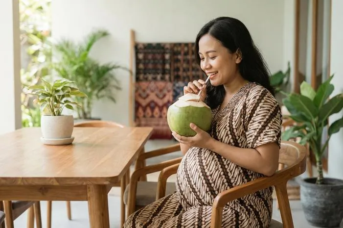 Air Kelapa Muda: Segar dan Sehat untuk Ibu Hamil Trimester 3