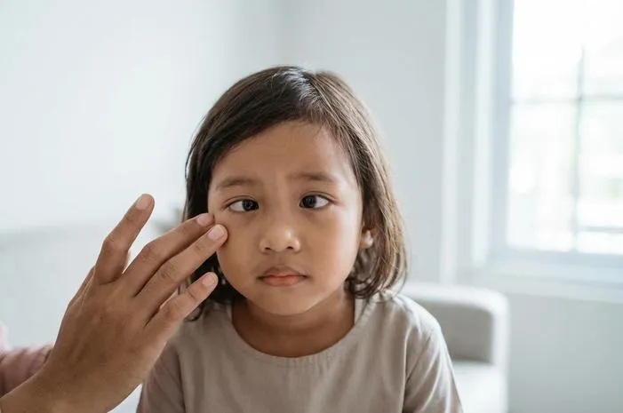 Waspada! Ciri Ciri Mata Juling dan Gejalanya