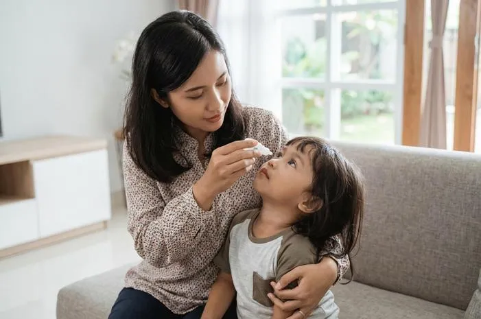 Tetes Mata Anak: Pilih yang Aman Sesuai Kondisi Matanya