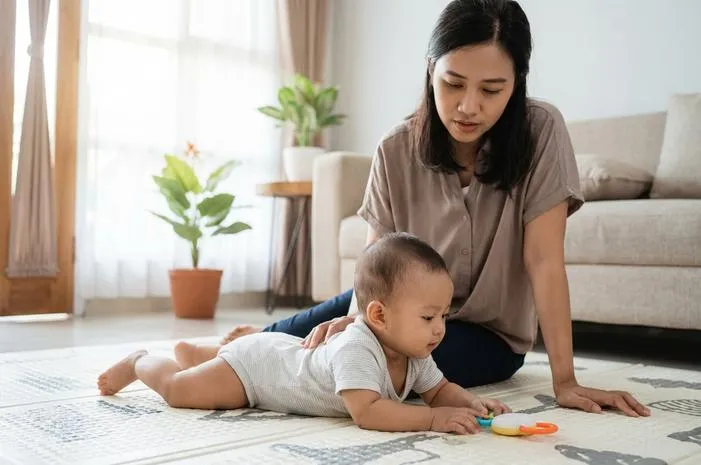 Bayi 8 Bulan Belum Bisa Merangkak? Normal dan Stimulasinya