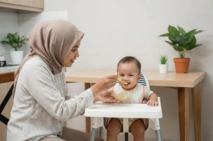 Bayi Makan Umur Berapa? Simak Tanda Si Kecil Siap MPASI