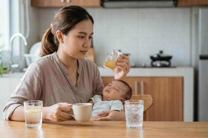 Bolehkah Ibu Menyusui Minum Adem Sari? Cek Aturan Amannya
