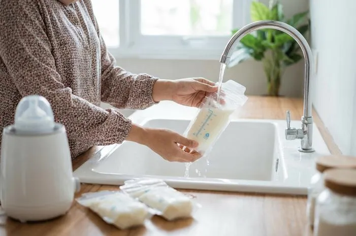 Cara Mencairkan ASI Beku yang Benar Agar Nutrisi Terjaga