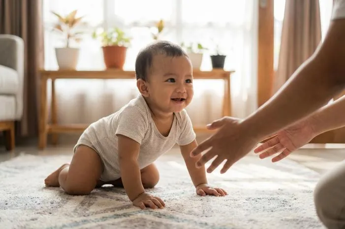 Bayi Merangkak Usia Berapa? Yuk, Pahami Tahap dan Tipsnya!