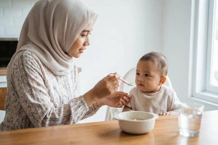 Apakah Bayi 5 Bulan Boleh Makan? Simak Syarat dan Risikonya