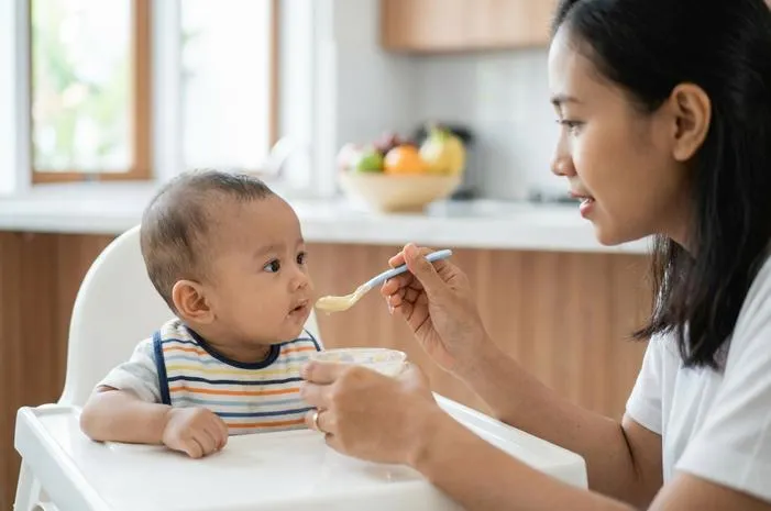 Bayi 5 Bulan Boleh Makan? Ketahui Syarat dan Tipsnya