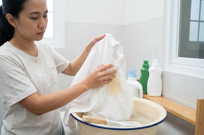 Cara Hilangkan Noda Lama Baju Putih? Kinclong Lagi!