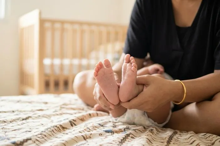 Kaki Bayi Berkeringat? Ini Penyebab dan Cara Mengatasinya