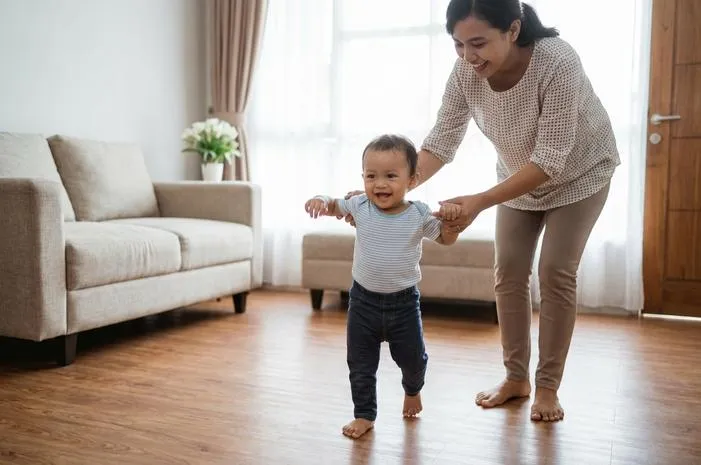 Bayi Berjalan Umur Berapa Simak Tahapan dan Tips Melatihnya