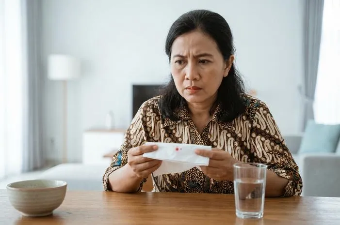 Muntah Ada Bercak Darah Simak Penyebab dan Solusinya