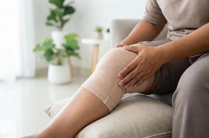 Kenali Penyebab Lutut Bengkak Berisi Cairan dan Solusinya
