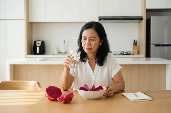 Makan Buah Naga Kencing Merah: Normal atau Bahaya?