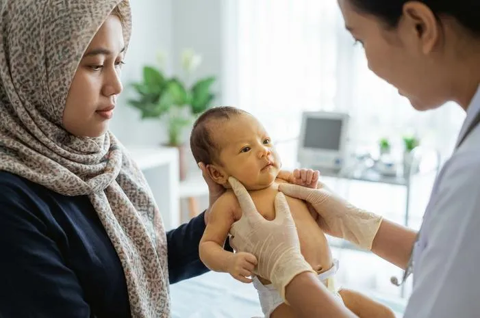 Mata Bayi Baru Lahir Kuning? Kenali Penyebab dan Solusinya