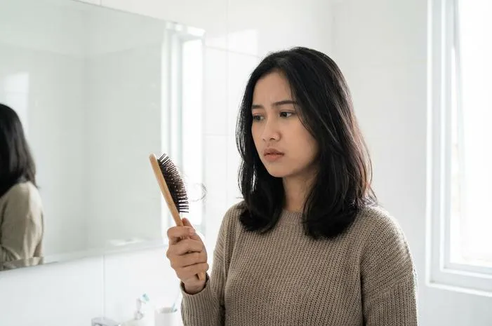 Kenapa Tiba-tiba Rambut Rontok Banyak? Ini Alasannya!