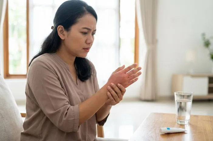 Kenapa Tangan Tiba-tiba Bengkak dan Nyeri? Ini Sebabnya