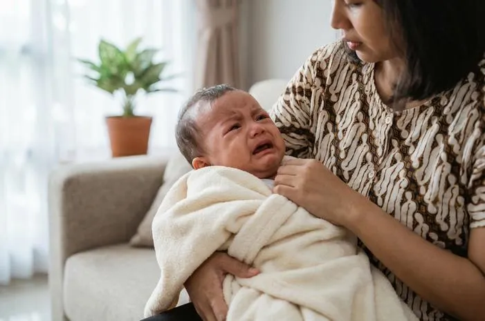 Bayi Menangis Terus Menerus? Jangan Panik, Ini Solusi!