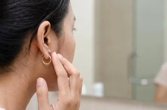 Kenapa Ada Benjolan di Daun Telinga Dekat Anting?