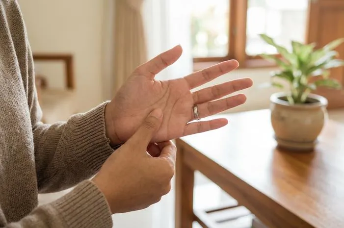 Arti Kedutan Telapak Tangan Kiri Pinggir Medis dan Primbon