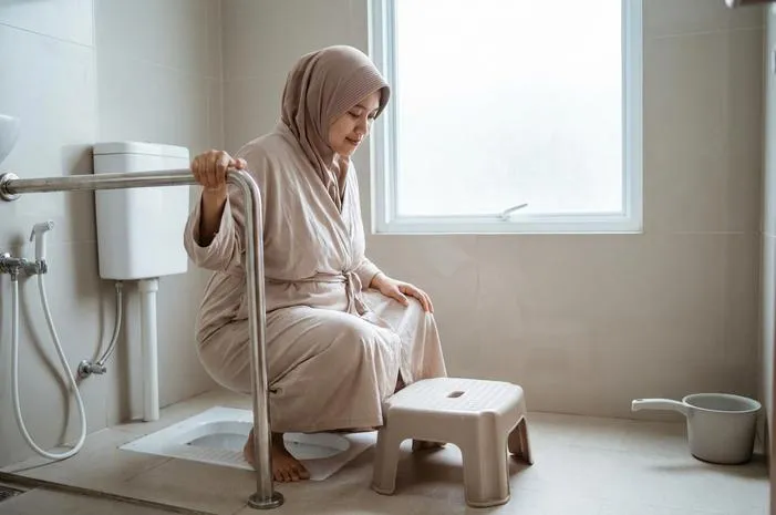 Cara BAB Pasca Operasi Caesar dengan WC Jongkok yang Aman