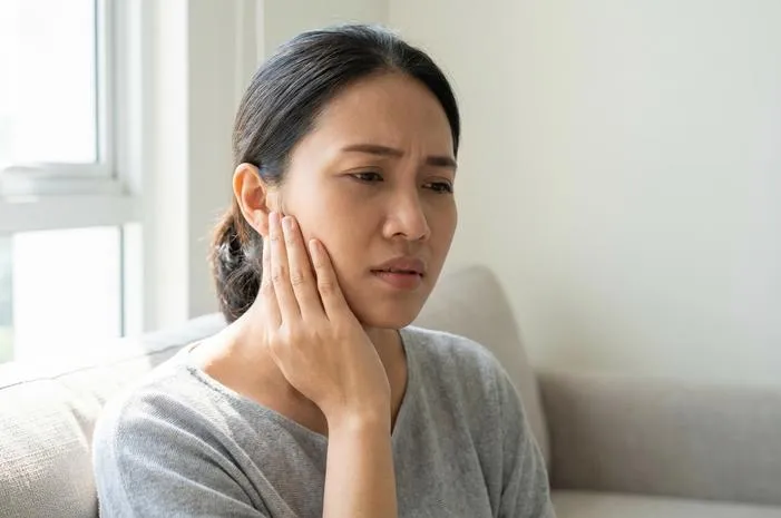 Sakit Bawah Telinga Kiri Dekat Rahang? Cek Penyebabnya!