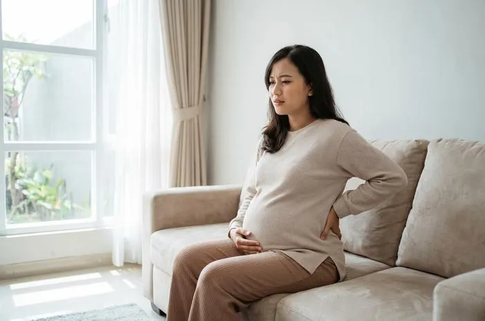 Sakit Punggung Saat Hamil Trimester 1: Normal Kok! Ini Cara