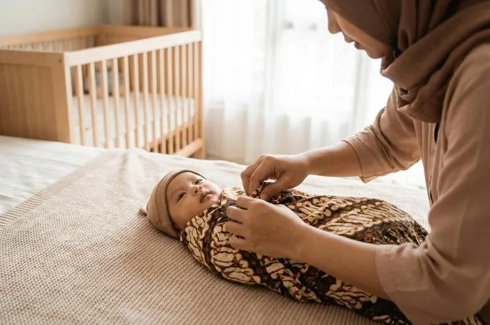 Bayi Di Bedong Sampai Umur Berapa? Jangan Keliru Ya!