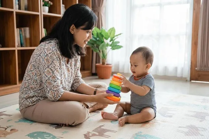 Stimulasi Bayi 8 Bulan: Main Sambil Belajar Makin Pintar