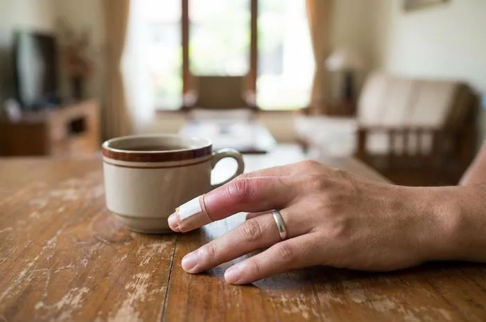 Jari Bengkak Bernanah: Cara Mengatasi, Kapan ke Dokter?