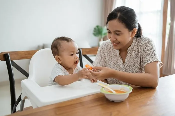 Kenali Tanda Bayi Siap MPASI Selain Patokan Usia 6 Bulan