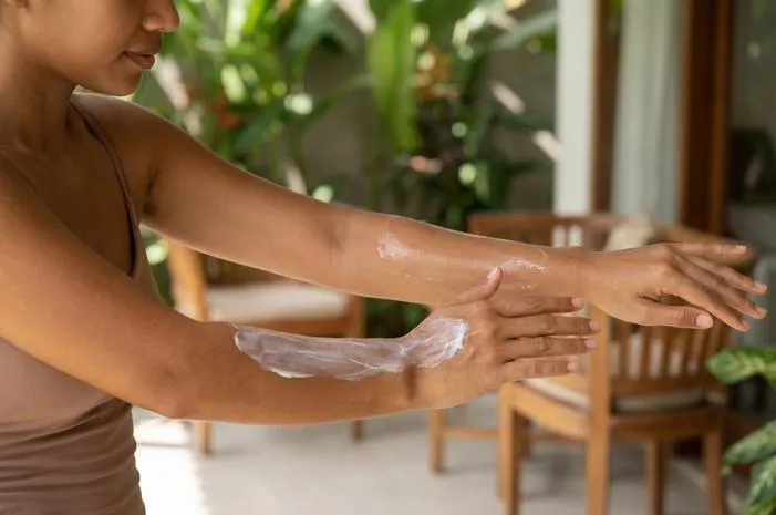 Cek Apa Bedanya Sunscreen dan Sunblock Agar Tidak Keliru