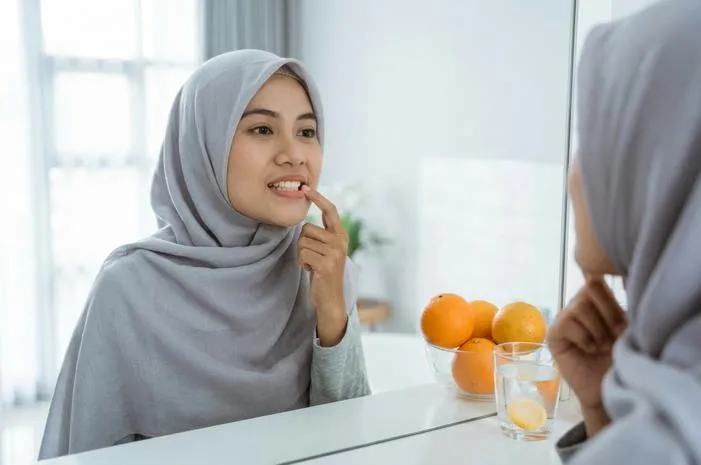 Gusi Berdarah Kurang Vitamin Apa? C, K, dan D Pemicunya!