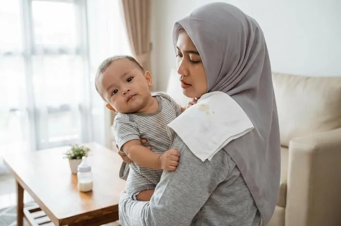 Penyebab Bayi Muntah Setelah Minum Susu: Gumoh Normal?