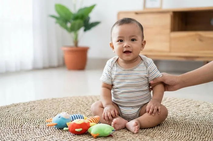 Kapan Bayi Belajar Duduk? Ketahui Tahap dan Cara Stimulasinya