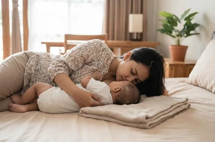 Bolehkah Menyusui Sambil Tiduran? Boleh, Asal Aman ya Bu!