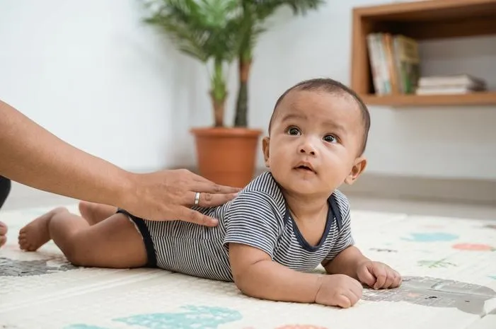 Tengkurap Usia Berapa? Ini Tahap & Cara Melatihnya