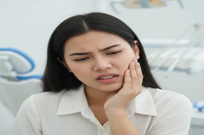 Karang Gigi Sebabkan Sakit Gigi? Simak Bahayanya!