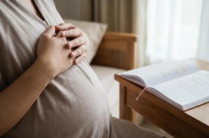 Warna Puting Saat Hamil Muda Gelap? Normal Kok!