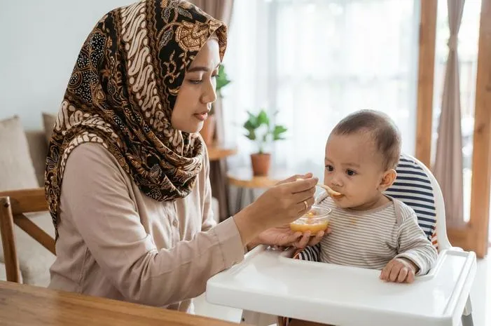 Bolehkah Bayi 5 Bulan MPASI? Idealnya Usia 6 Bulan
