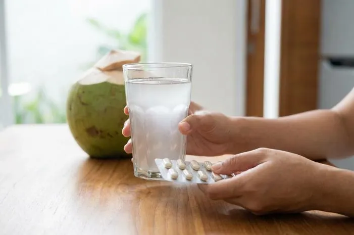 Minum Obat dengan Air Kelapa? Jangan Langsung Ya!