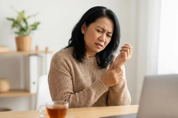 Nyeri Tangan Sebelah Kiri? Ini Penyebab dan Solusinya