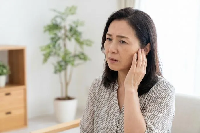 Telinga Kanan Berdenging Artinya: Medis atau Firasat?