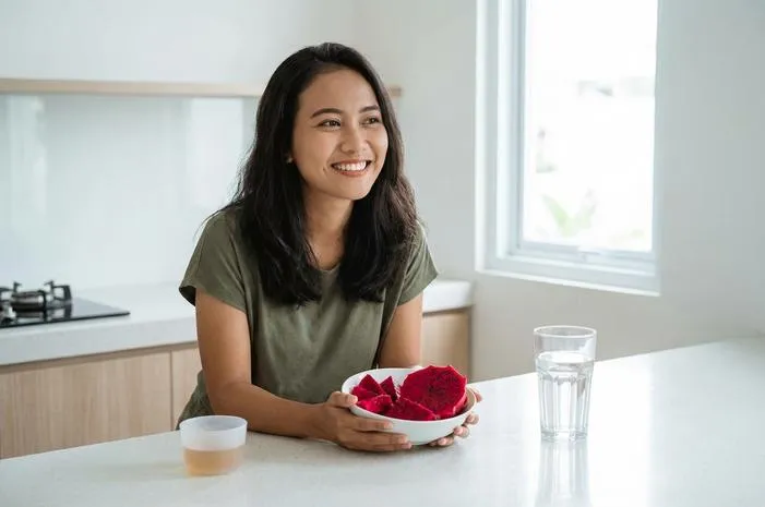 Makan Buah Naga Pipis Merah: Normal Kok!